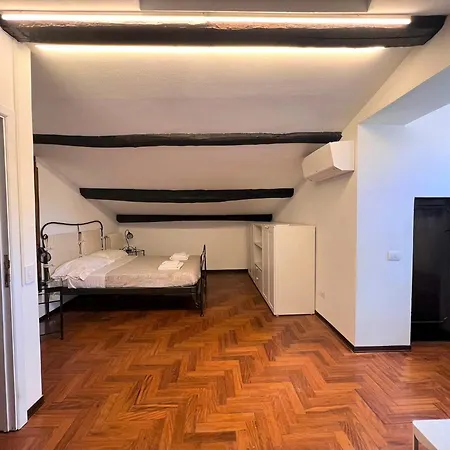 Palazzetto San Giovanni - In Front Of The Baptistry Daire *